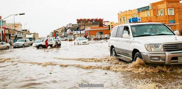  الأمطار والسيول تشل حركة الأهالي وتحتجز المركبات وتقتلع الأشجار