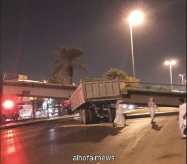  سقوط جسر المشاة بطريق عمر بن عبدالعزيز بالملز في الرياض