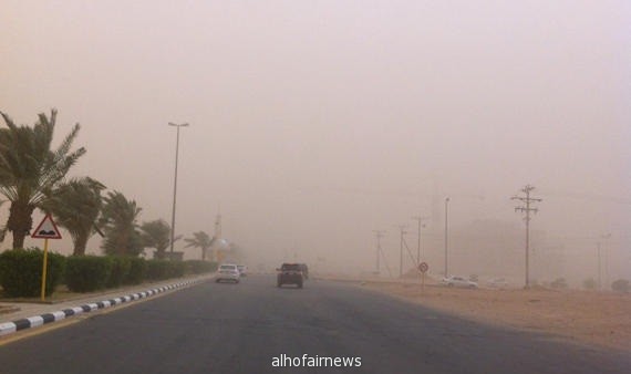 عاصفة رملية تشل الحركة على طريق الشمال الدولي .. وتخرج طلاب مدارس رفحاء