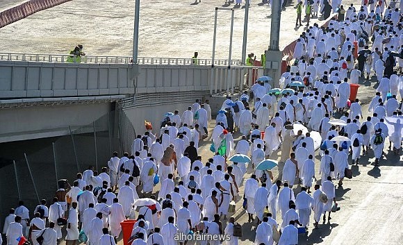 حجاج بيت الله الحرام تتوافد إلى صعيد عرفات الطاهر