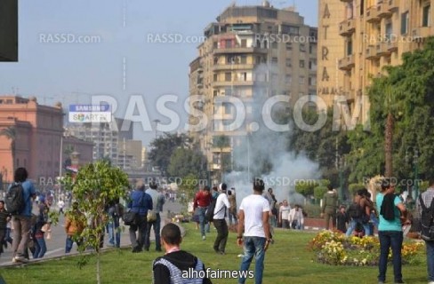 مصر:الأمن يطلق الغاز على متظاهرى التحرير بعد طردهم لمؤيدى السيسى 