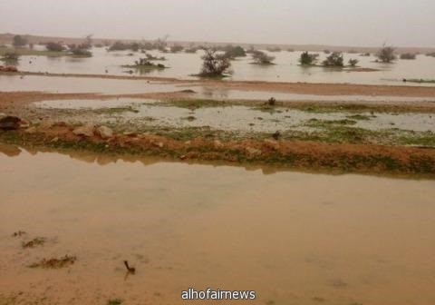  أمطار غزيرة على محافظة رفحاء والدفاع المدني يحذر 