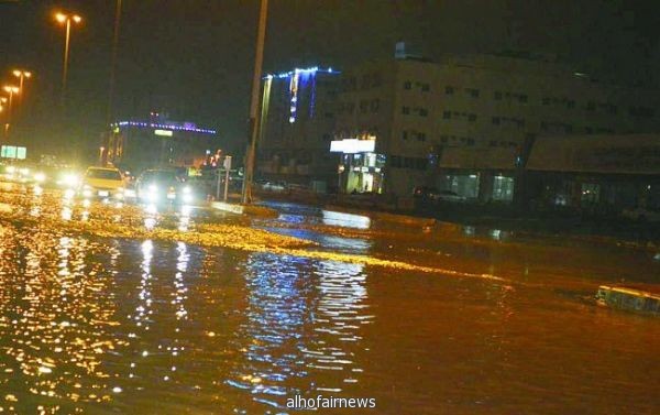 مباشرة حوادث احتجاز بعد ارتفاع منسوب المياه بجدة