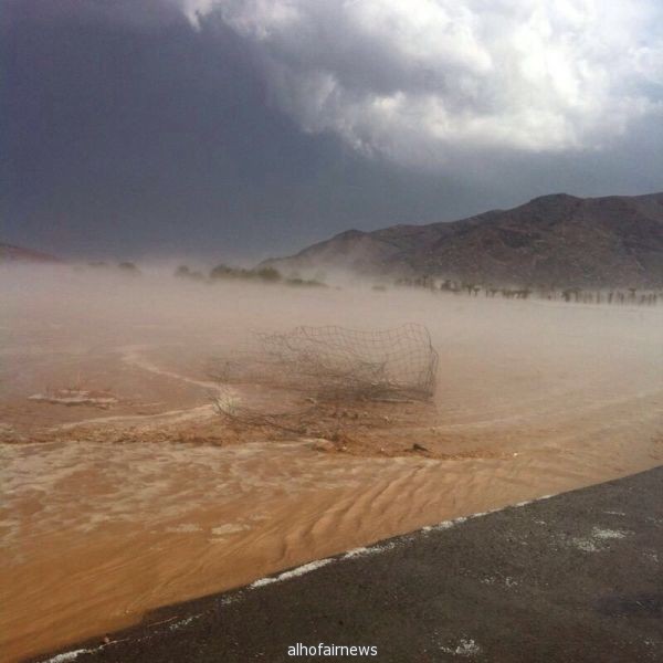 صور الامطار على جبال العلم بمدينة الحليفة