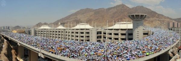 حجاج بيت الله الحرام يرمون الجمرات ثاني أيام التشريق