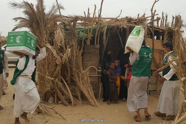 صور.. مركز الملك سلمان يغيث نازحي "الجوف" اليمنية