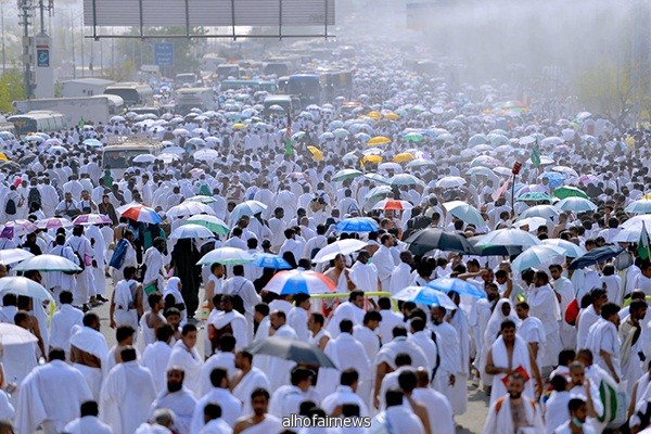 حجاج بيت الله الحرام يتوافدون إلى مشعر منى لقضاء يوم التروية