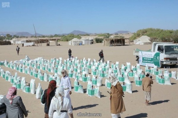 مركز الملك سلمان للإغاثة يوزع سلالاً غذائية على النازحين من صعدة