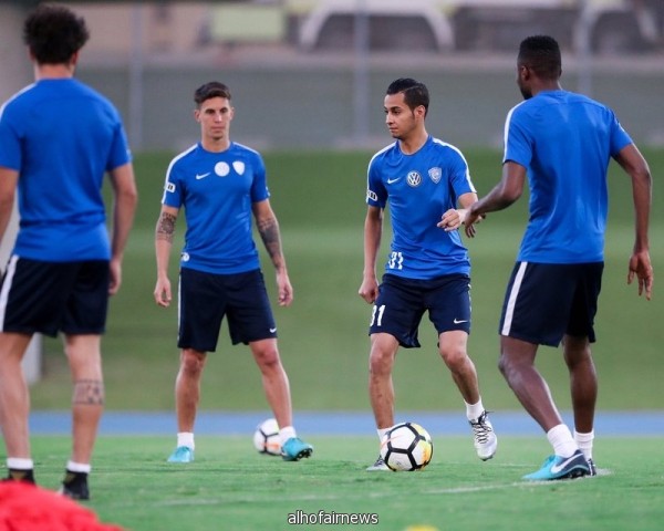 في "الكلاسيكو".. هل يحسم الهلال لقب الدوري أم يؤجله الأهلي؟