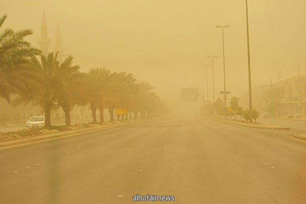 "الأرصاد" تنبِّه سكان 8 مناطق لـ"ساعات الرعد والغبار"