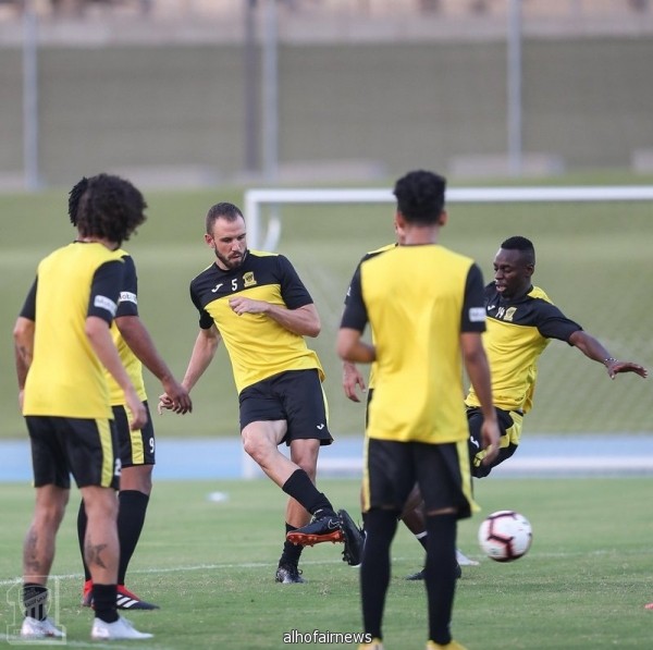 الهلال يسعى لتخطي عقبة الرائد.. والاتحاد والقادسية للتعويض