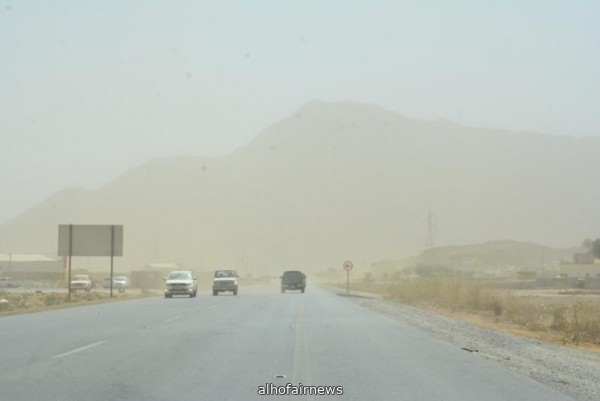 سحب رعدية ممطرة وغبار يعيق الرؤية على معظم المناطق