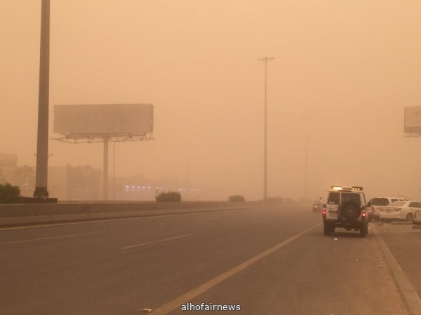 أمطار رعدية مصحوبة برياح نشطة مثيرة للأتربة والغبار على 7 مناطق