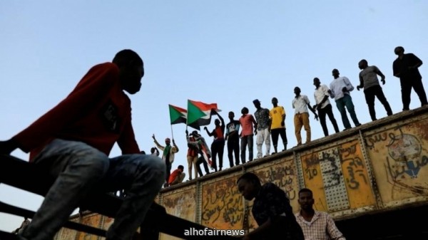 تصعيد بين المجلس الانتقالي والمعارضة.. وبدء الإضراب بالسودان