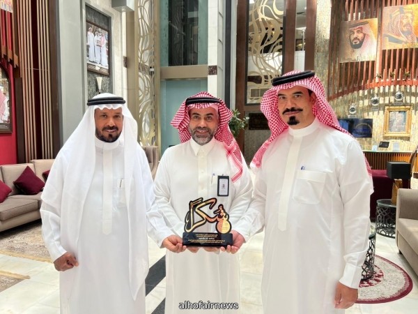 مدير تعليم حائل ومسؤول بوزارة التعليم يكرمون ابتدائية الحفير الأولى ورجل الأعمال فهد الشريع